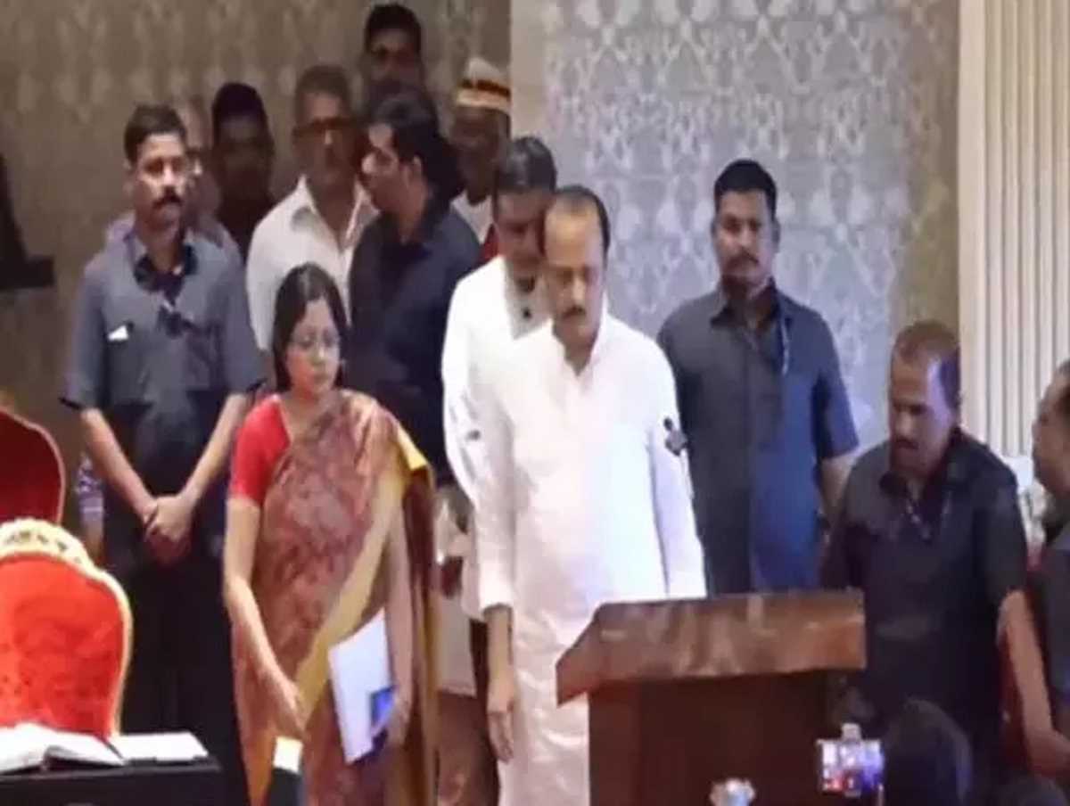 शिंदे सरकार में शामिल हुए अजित पवार, ली उपमुख्‍यमंत्री पद की शपथ